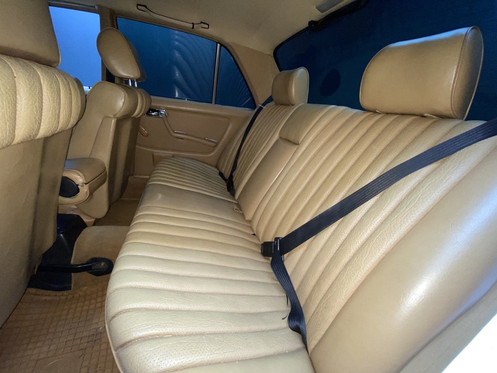 MERCEDES-BENZ W123 SHAPE SEDAN 230 E A/T A/C (W 123)