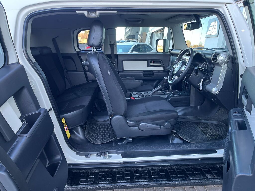 TOYOTA LANDCRUISER L/CRUISER FJ 4.0 V6 CRUISER