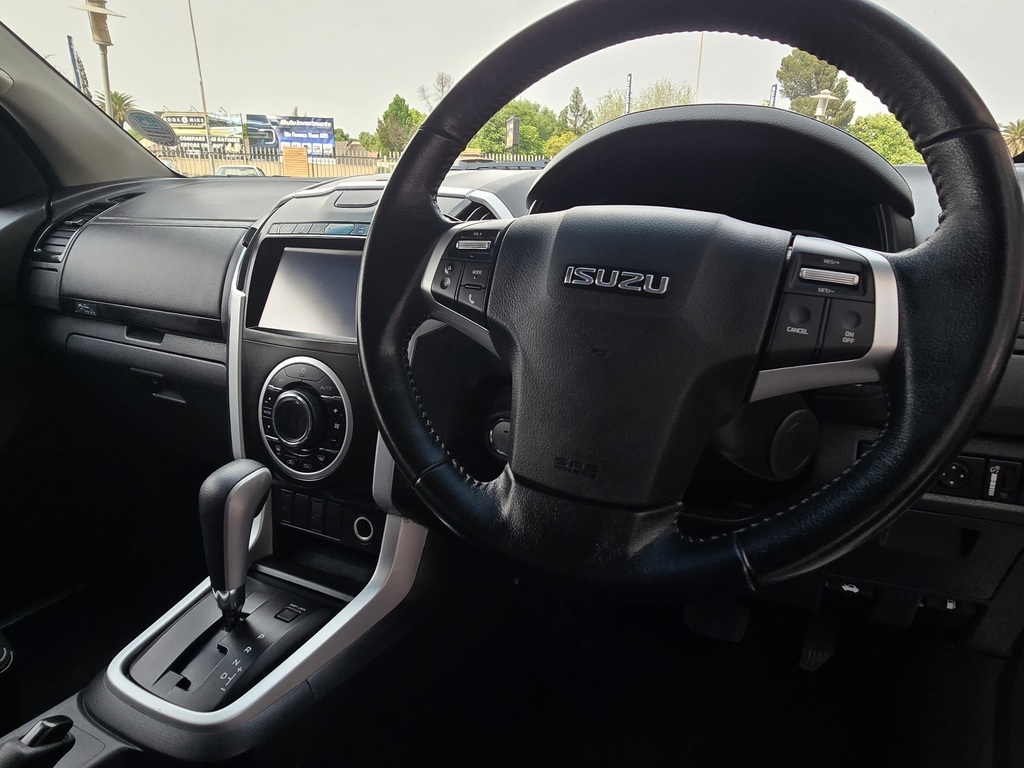 ISUZU D-MAX D-MAX 300 LX A/T D/C P/U