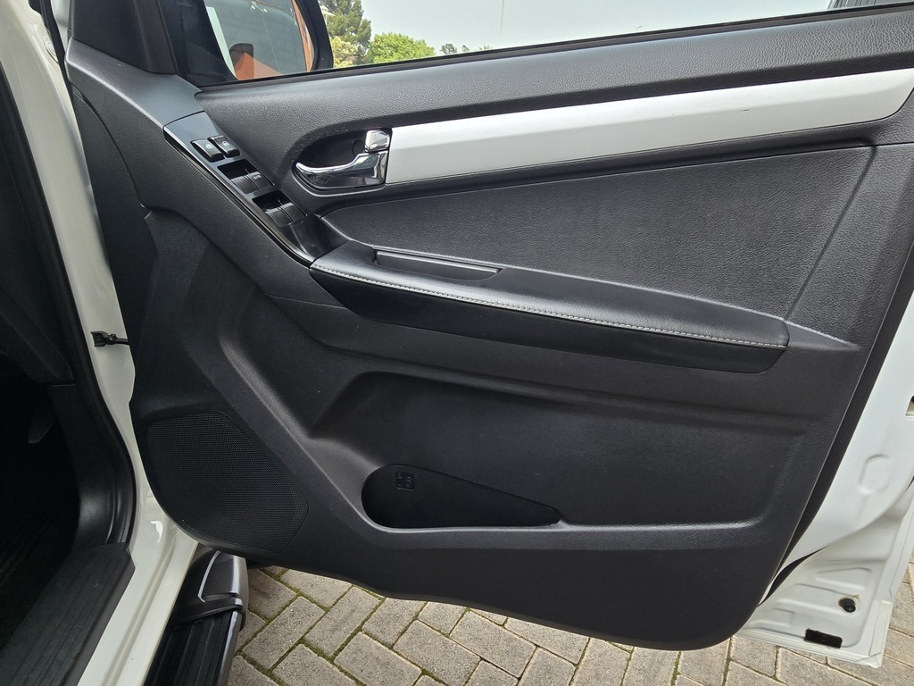 ISUZU D-MAX D-MAX 300 LX A/T D/C P/U