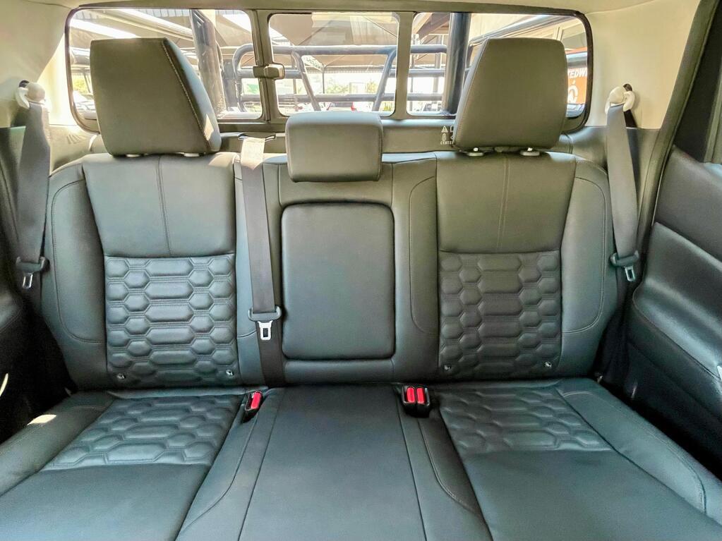 NISSAN NAVARA NAVARA 2.5DDTI STEALTH A/T - 19
