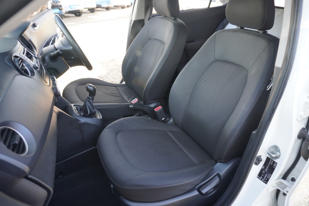 2015 HYUNDAI i10, White, 113273Kms, Manual, Hatchback, Petrol, R109 900, Wingfield CYD