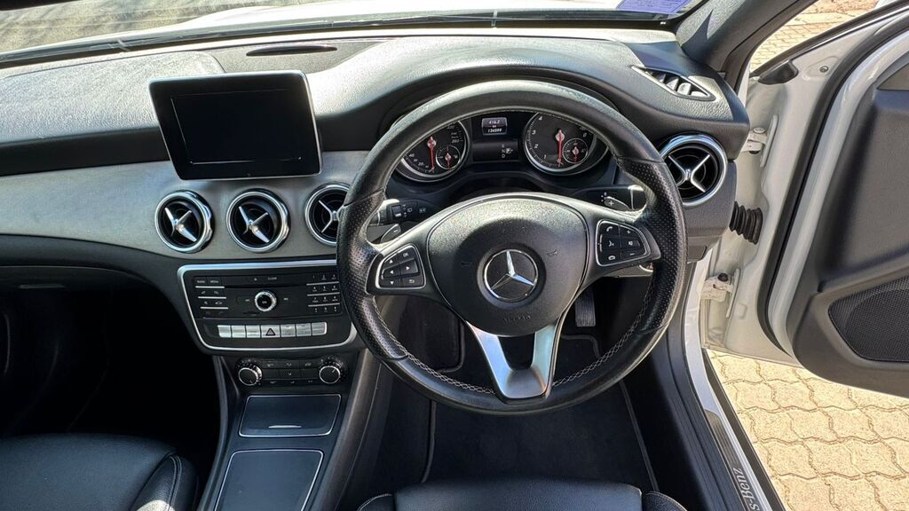 MERCEDES-BENZ GLA GLA 200 - 9