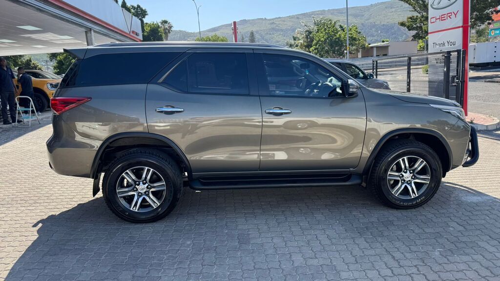 TOYOTA FORTUNER FORTUNER 2.4GD-6 R/B A/T - 7