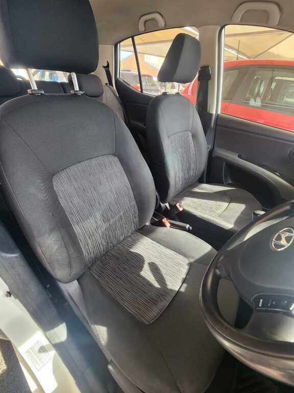 HYUNDAI i10 - Image 12