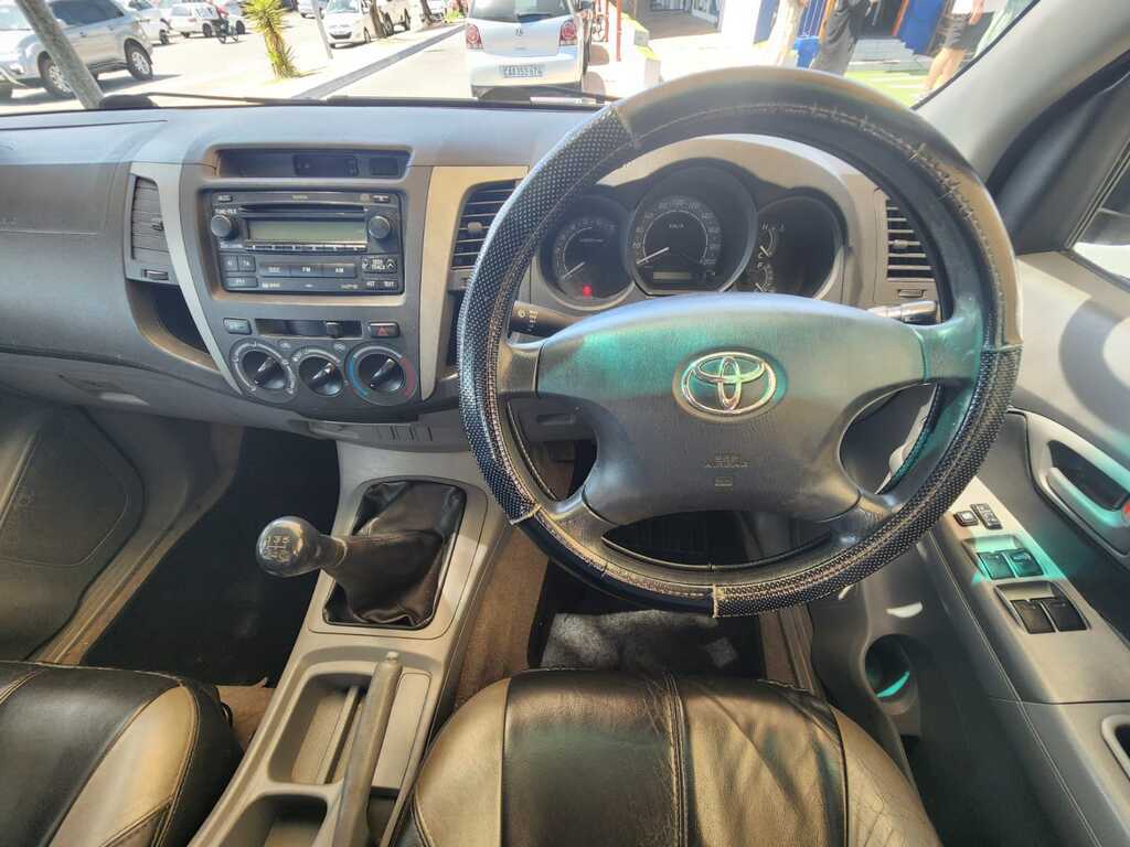 TOYOTA HILUX - Image 11