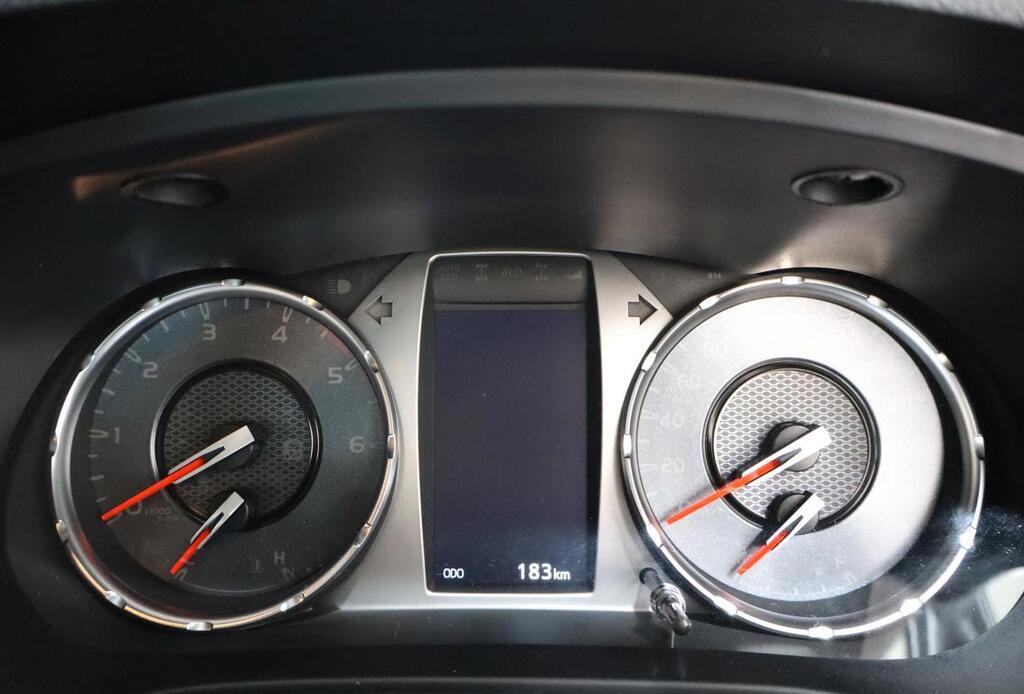 TOYOTA HILUX - Image 8