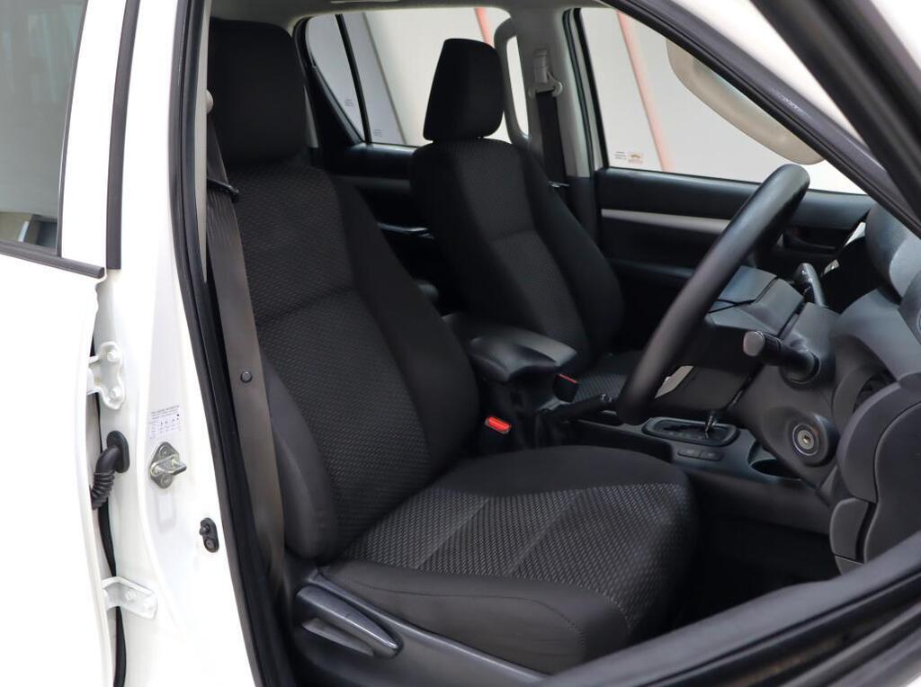 TOYOTA HILUX - Image 11