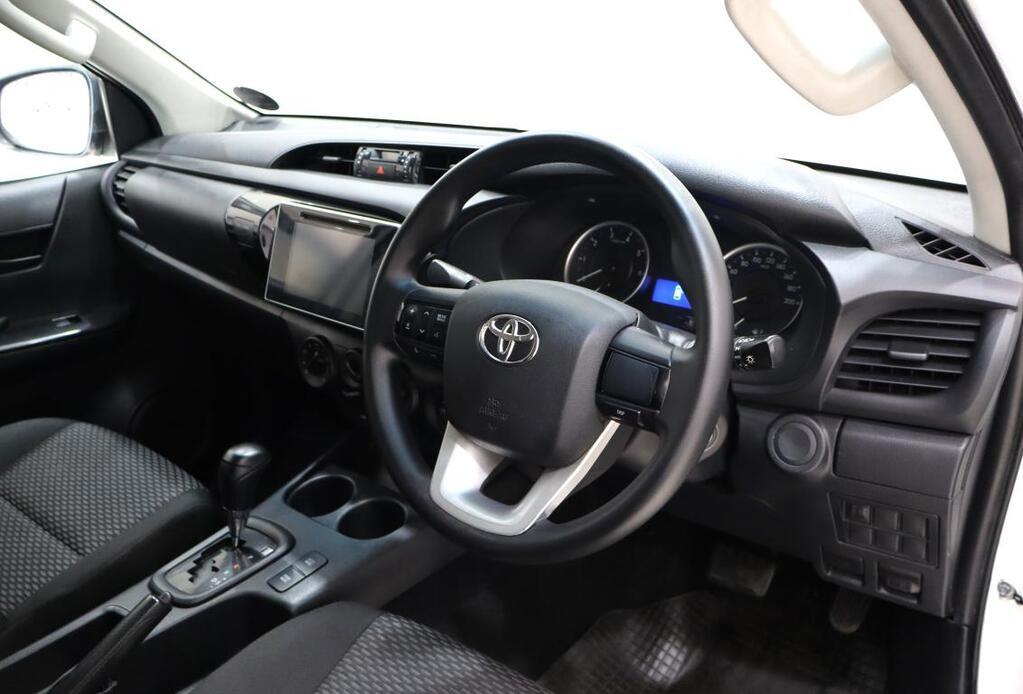 TOYOTA HILUX - Image 9