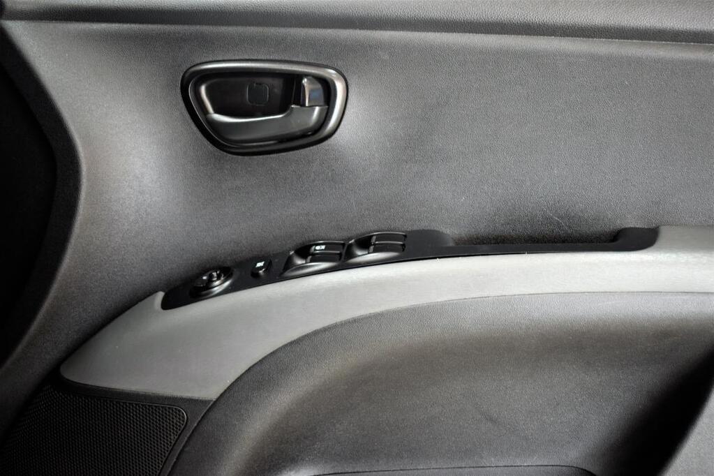 HYUNDAI i10 - Image 10