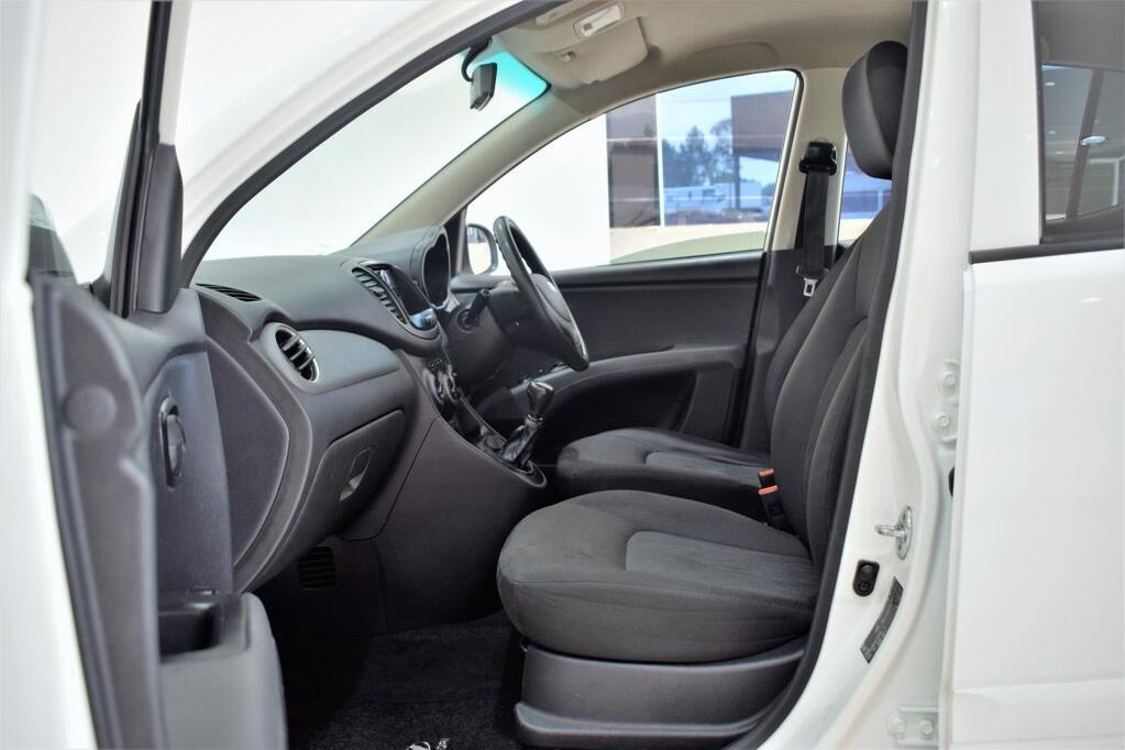 HYUNDAI i10 - Image 17