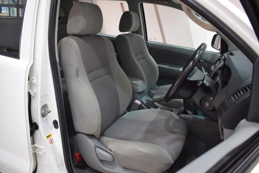 TOYOTA HILUX - Image 11