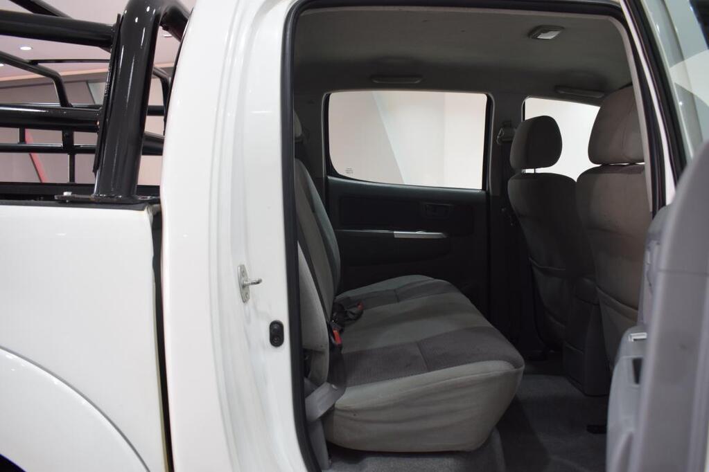 TOYOTA HILUX - Image 13