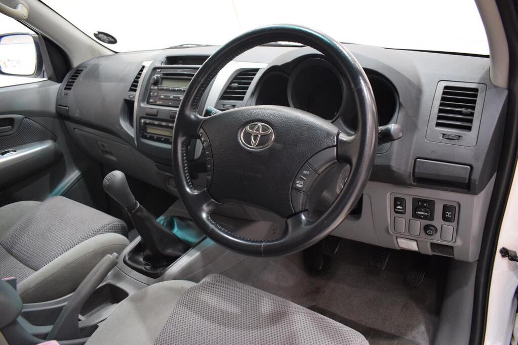 TOYOTA HILUX - Image 9
