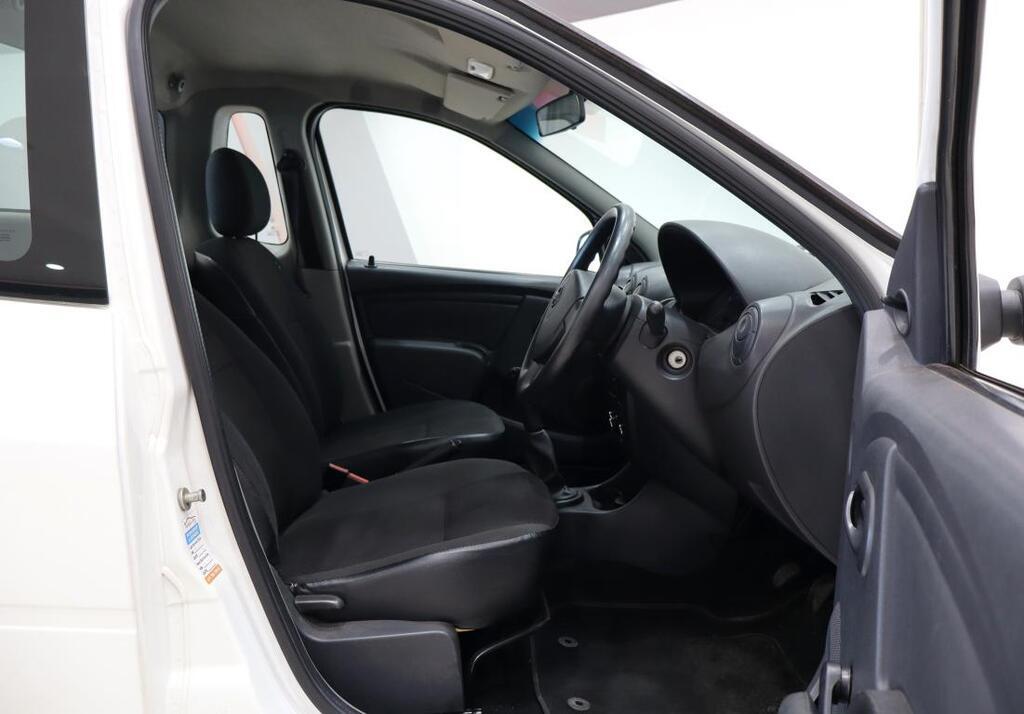 NISSAN NP200 - Image 16
