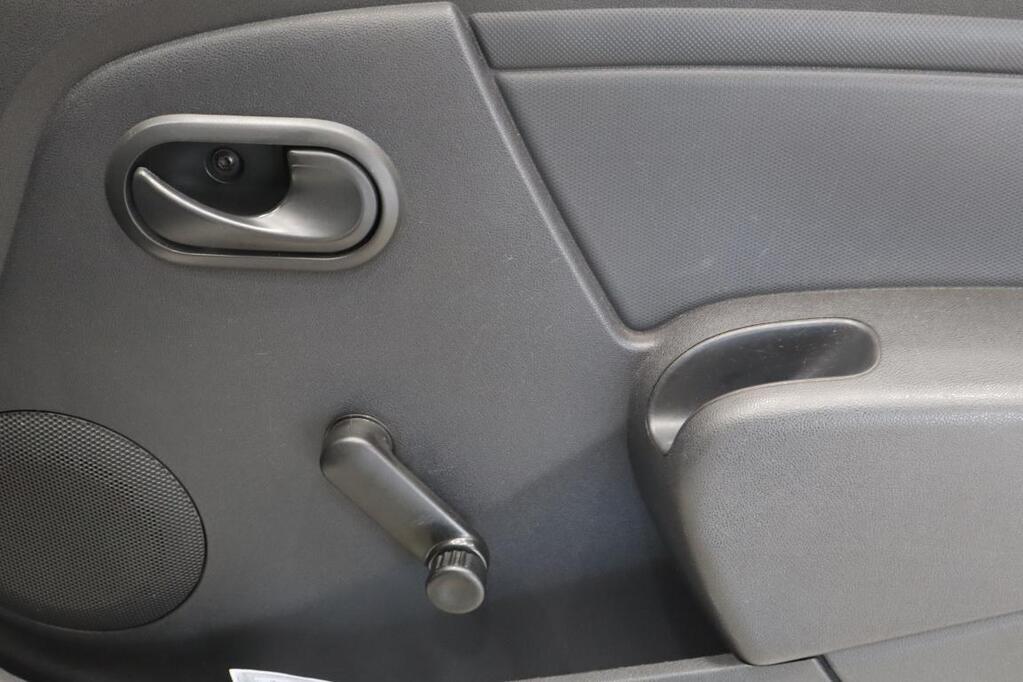 NISSAN NP200 - Image 17