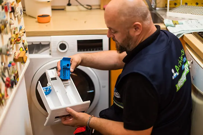 Tecnico ripara lavatrice a Roma