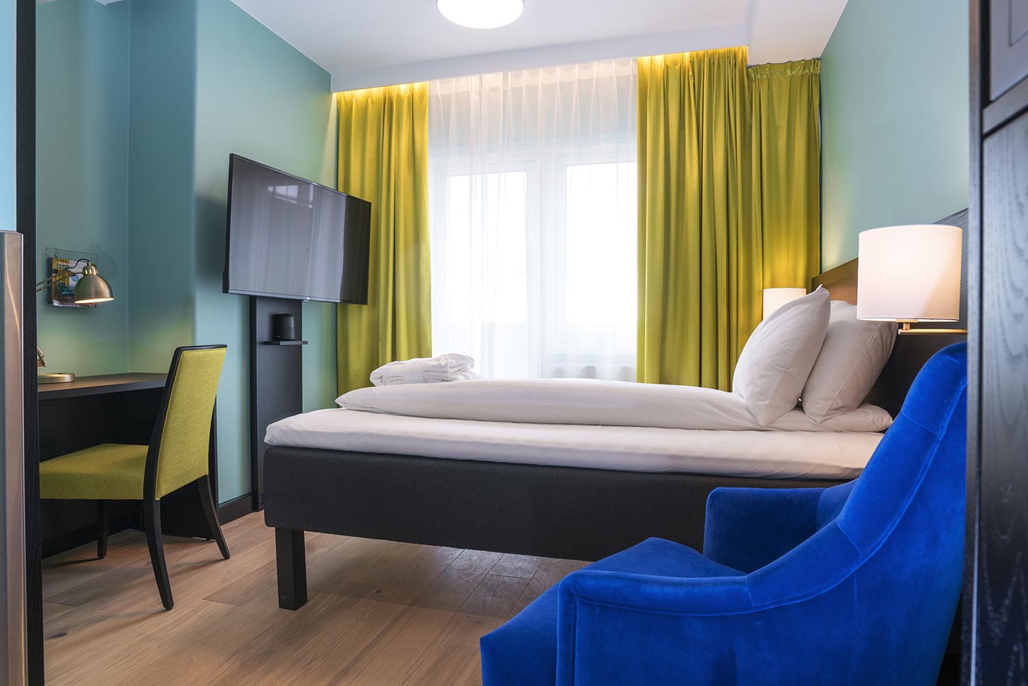 hotell, hotellrom, seng, interiør