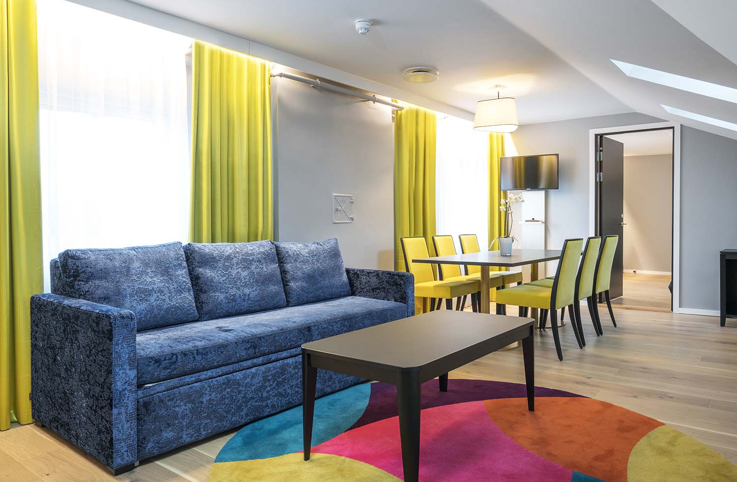 hotell, hotellrom, sofa, stoler, interiør
