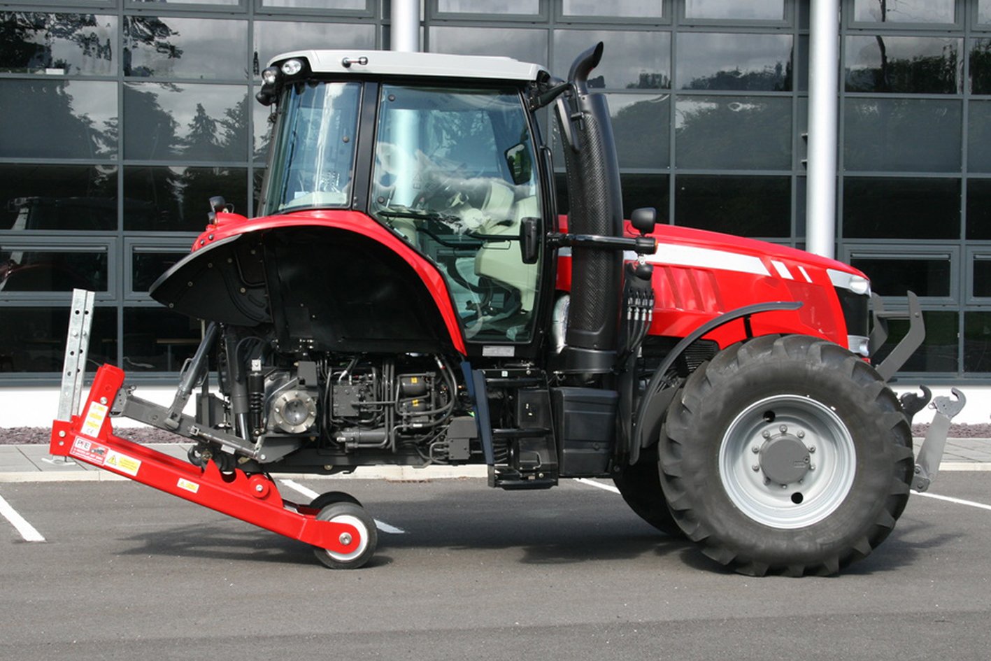 élévation arrière du tracteur Tracjac soulevant un tracteur Massey Ferguson