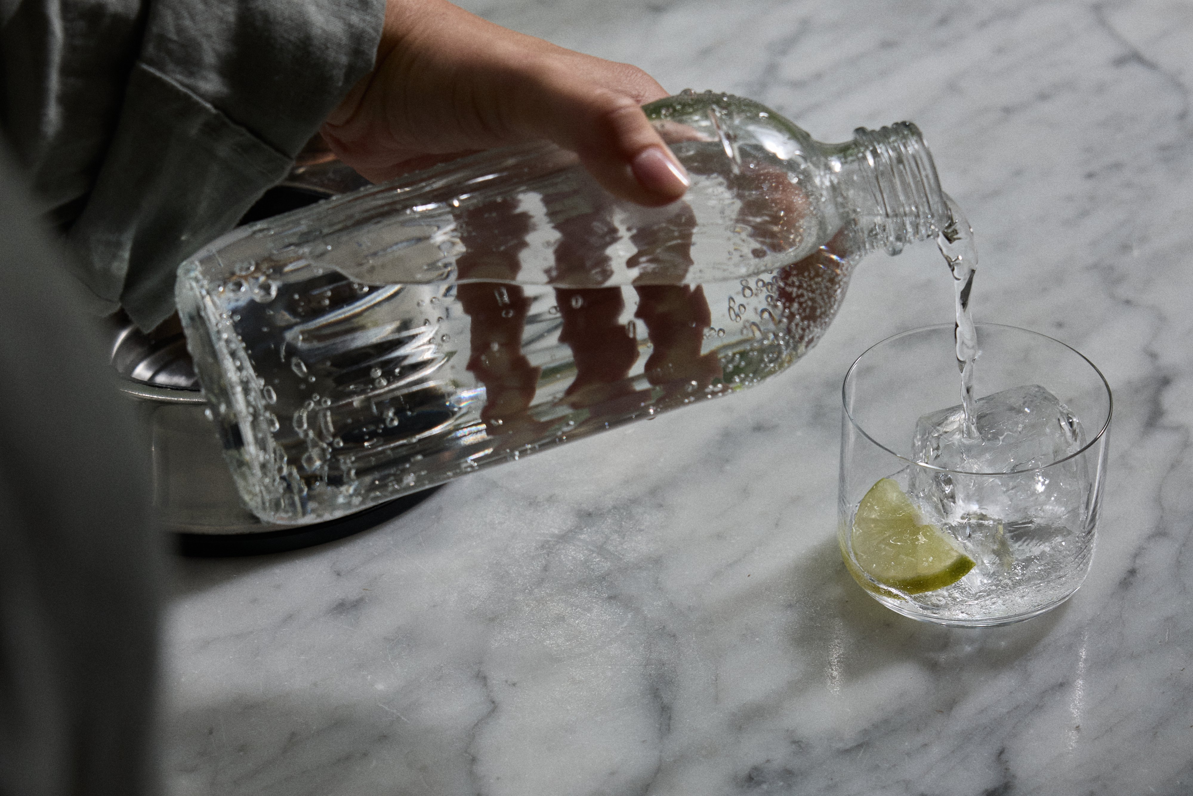 Aarke Glass Bottle - Pouring | IC Plus