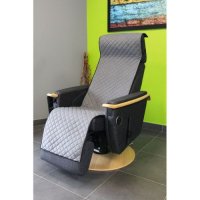 The waterproof armchair cover covers the seat and backrest of the armchair.