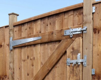 Perry 450mm 18" Gatepack B Black - 1 pair 450mm No.121 Medium Tee Hinges, 1 x 150mm No.2A Medium Brenton Padbolt, 1 x 150mm No.1136 Plain Ring Handle Gate Latch