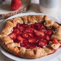 strawberry pie with strawberry slices