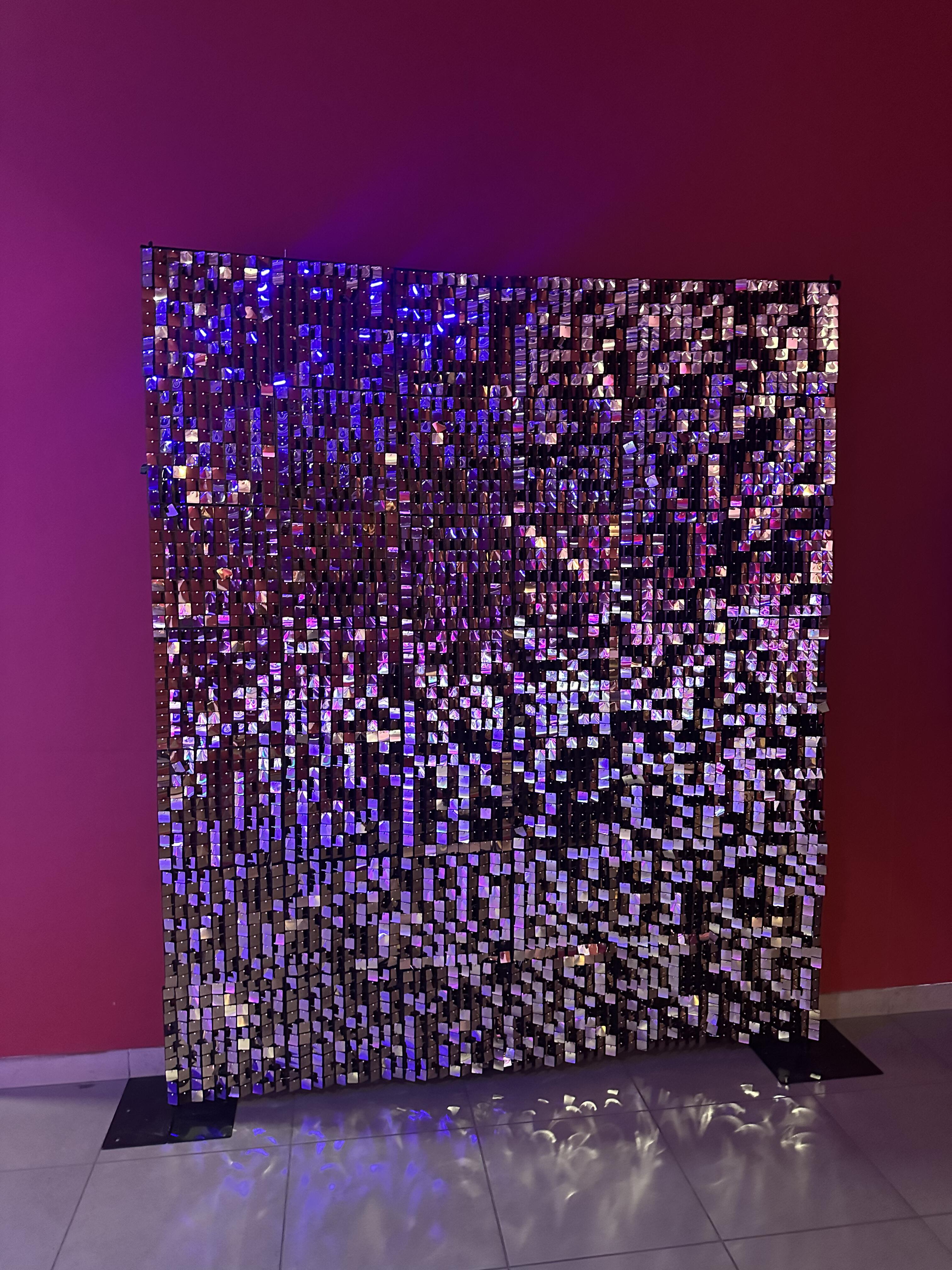 Mur à paillettes argentés