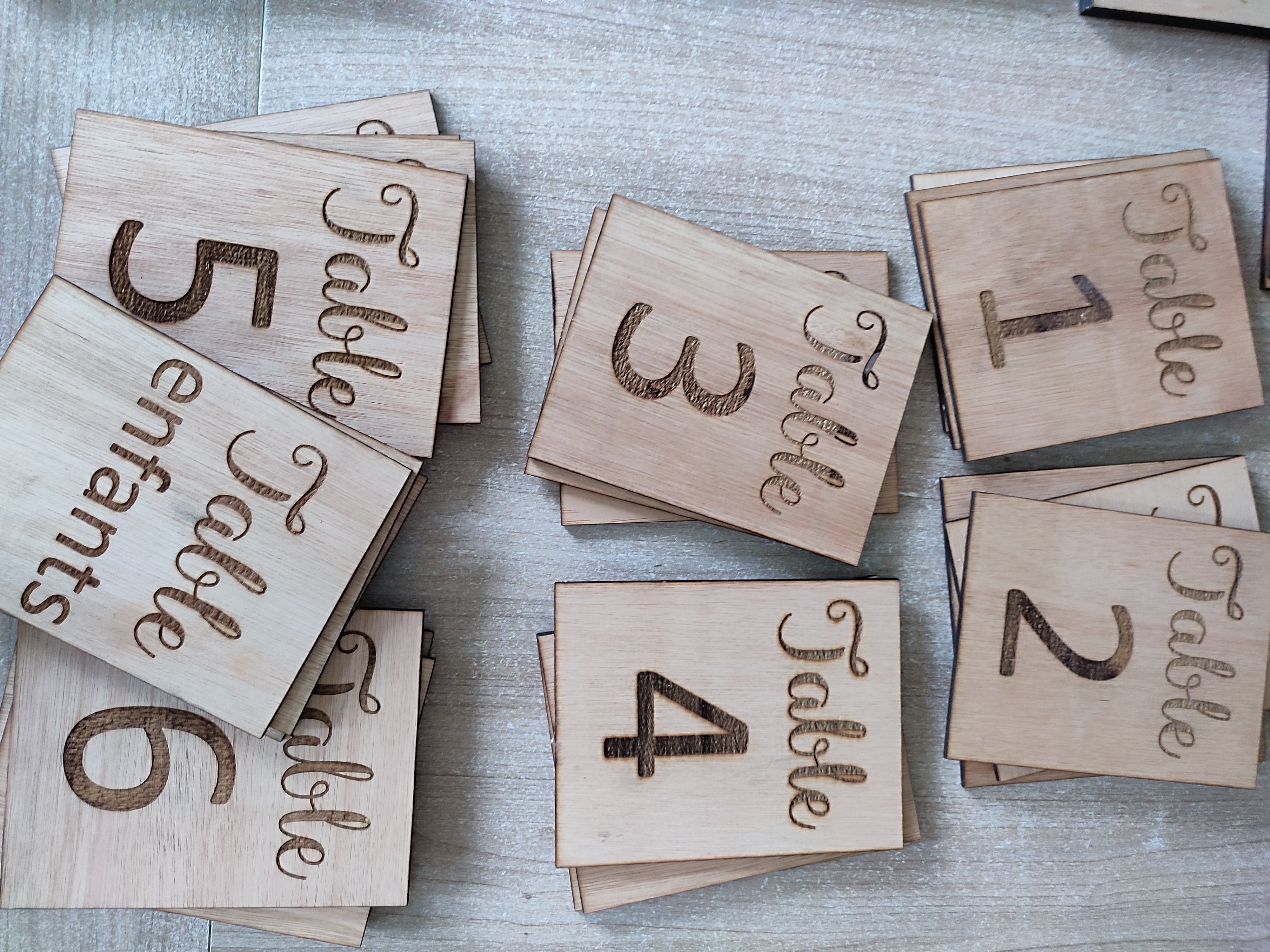 Numéro de table en bois