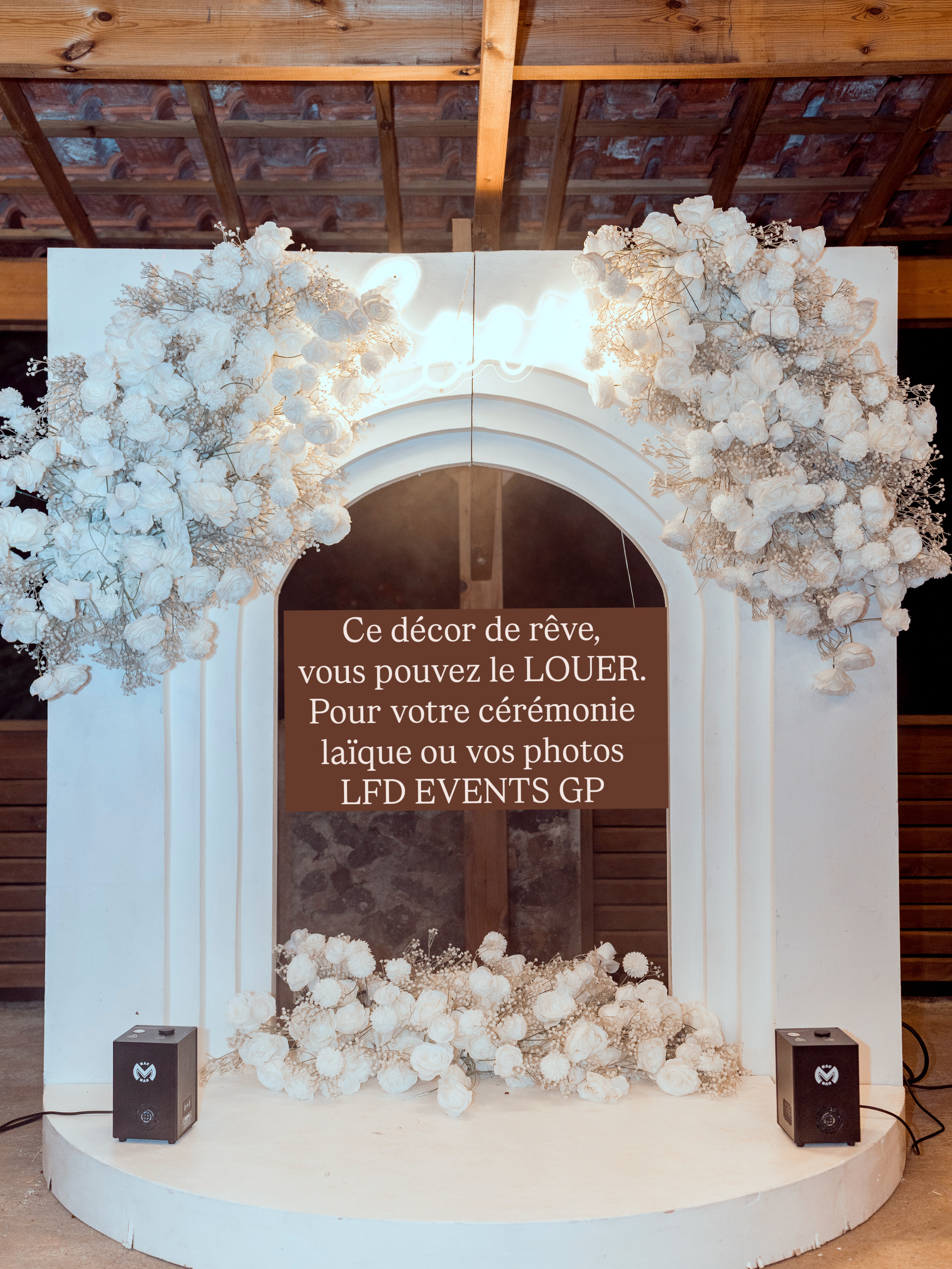 Backdrop Arche blanche avec petit podium