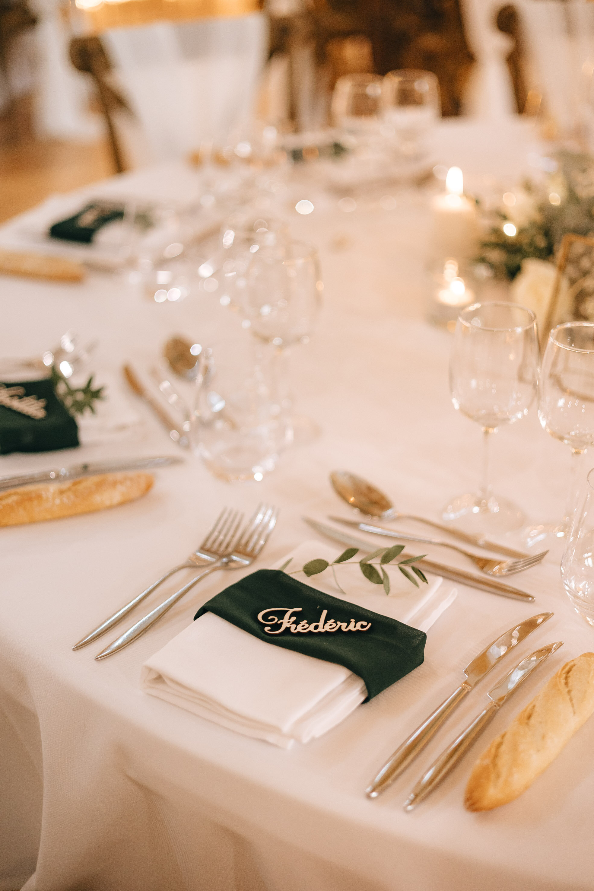 Ruban en mousselin vert sapin sur serviette