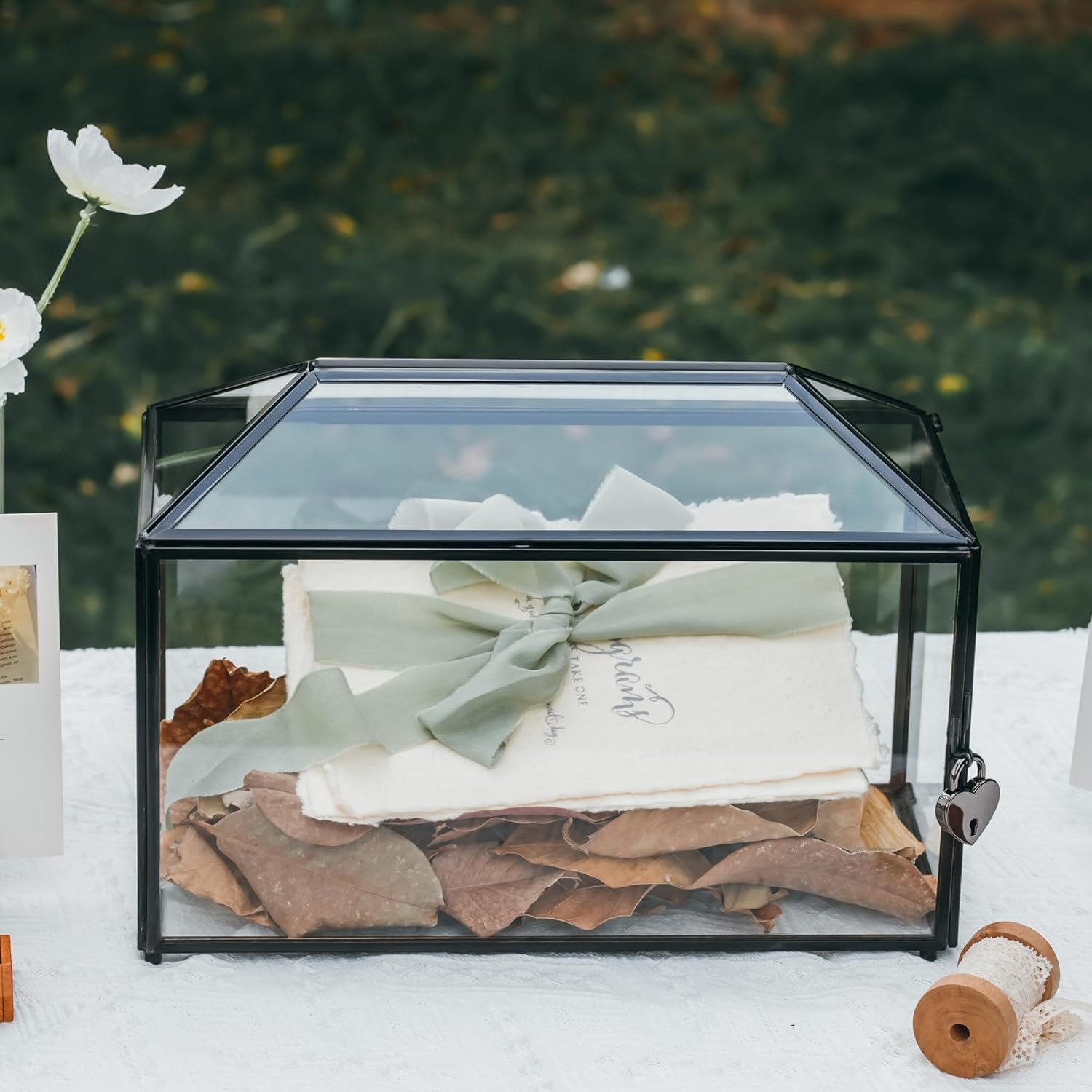 Urne en verre et métal noir