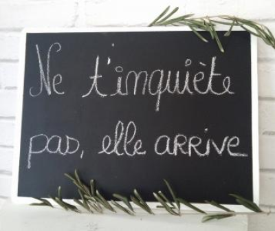 Pancarte ardoise Ne t'inquiète pas elle arrive