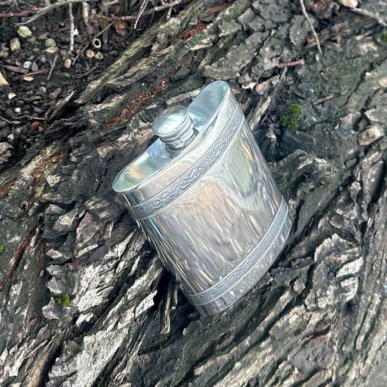 6oz Horizontal Celtic Bands Pewter Kidney Hip Flask 6oz Horizontal Celtic Bands Pewter Kidney Hip Flask