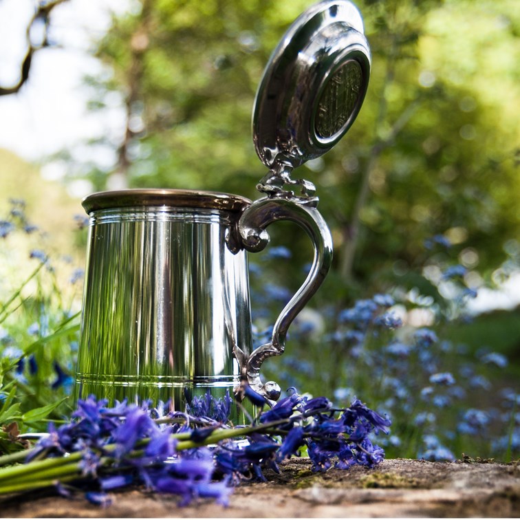 Heavy Lidded Celtic Gold One Pint Pewter And Brass Tankard Heavy Lidded Celtic Gold One Pint Pewter And Brass Tankard