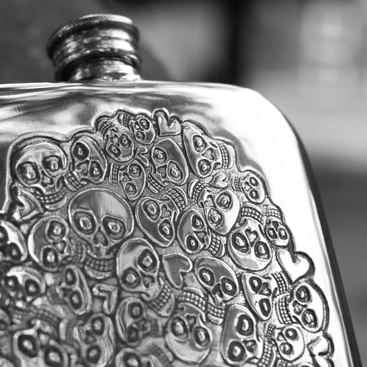 6oz Skull Heart Cluster Pewter Pocket Flask 6oz Skull Heart Cluster Pewter Pocket Flask