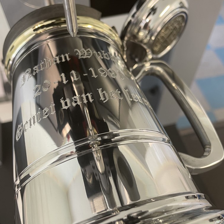 Heavy Lidded Celtic Gold One Pint Pewter And Brass Tankard Heavy Lidded Celtic Gold One Pint Pewter And Brass Tankard