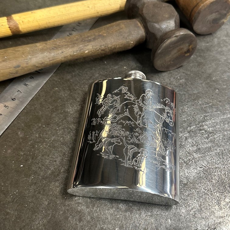 6oz Hunting Scene Pewter Kidney Hip Flask 6oz Hunting Scene Pewter Kidney Hip Flask