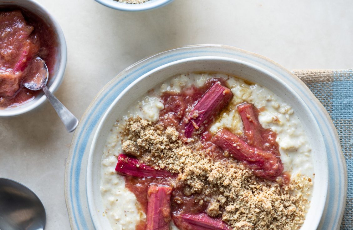 Rhubarb Crumble porridge | White's Oats