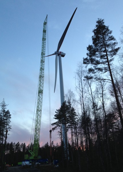 Montage d'une &eacute;olienne ENO en for&ecirc;t su&eacute;doise