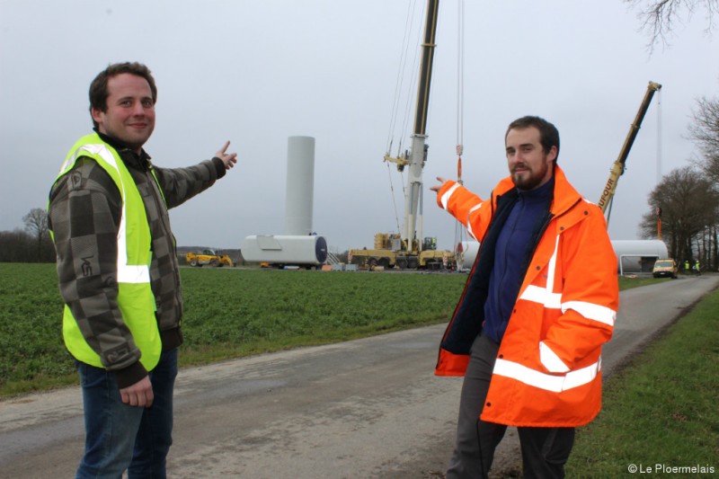 Levage d'une &eacute;olienne du parc de Mothon