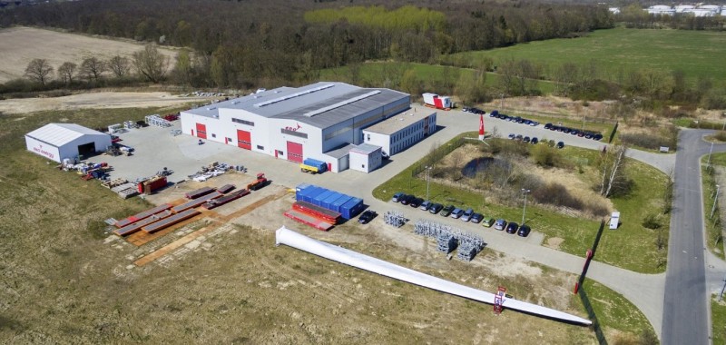 L'usine de production d'&eacute;oliennes ENO : une pale devant ...