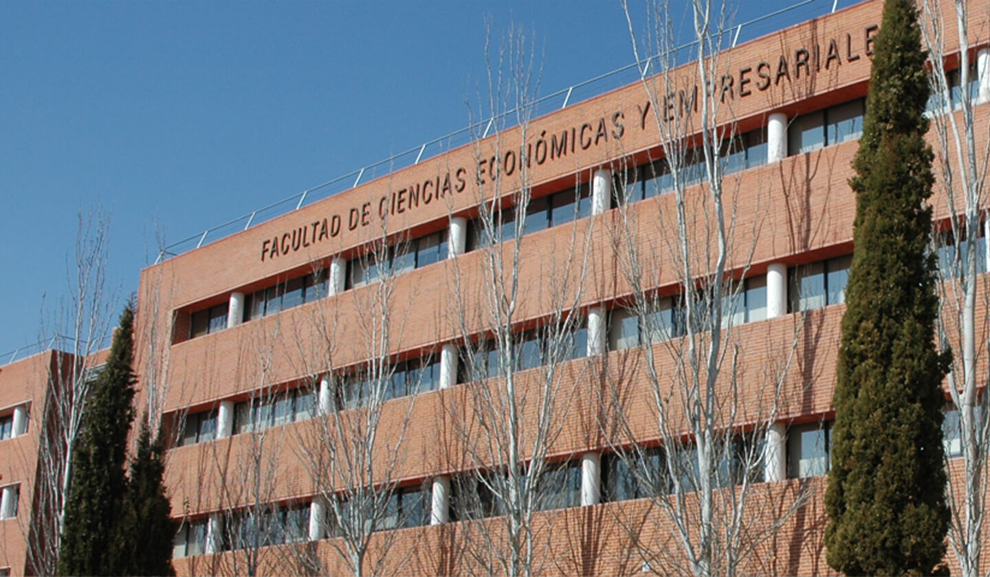 Descarga apuntes de Facultad de Ciencias Económicas y Empresariales