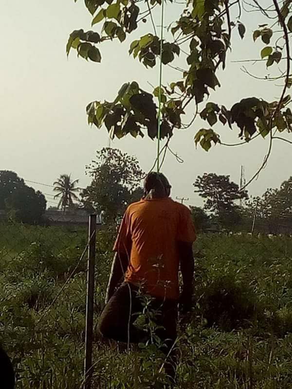An unidentified frustrated Nigerian man has reportedly hanged himself in Ishieke community in Ebonyi State.