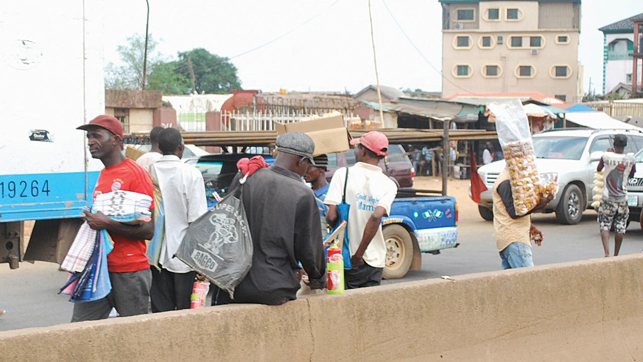 Man reveals what he did to traffic hawker who sold goods to him on ...