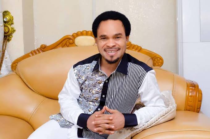 Prophet Odumeje sprays money in Enugu mall (video)