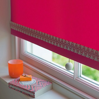 vintage zigzag braid and lewes pull on red blind