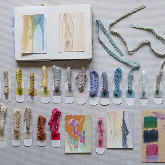 arco braid - fuchsia arco in fuchsia pink colour is a simple wavy curvy decorative trimming or braid