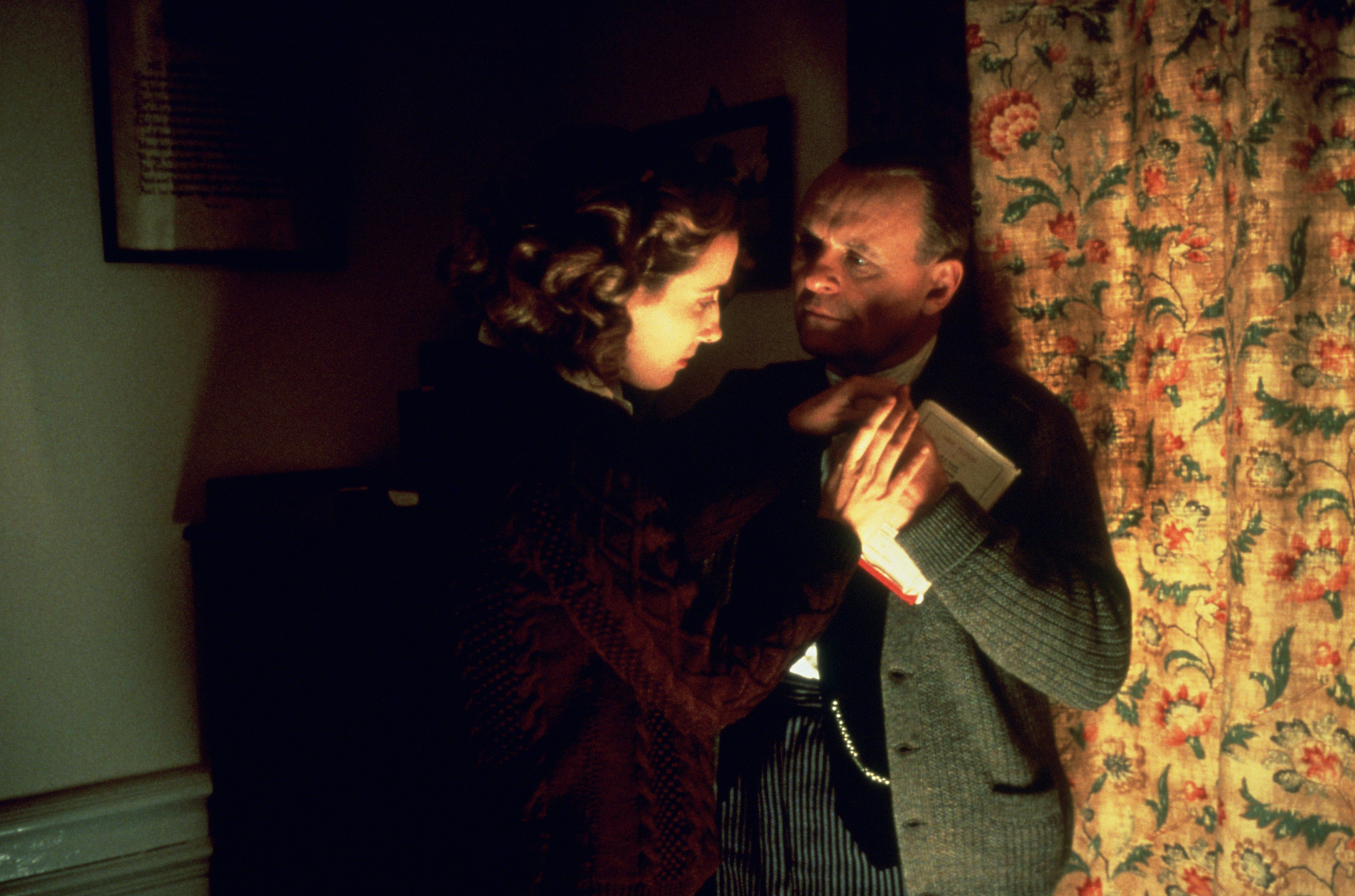 Эмма томпсон и энтони хопкинс в фильме. На исходе дня. Фильм на исходе дня кадры 1993. На исходе дня. Эмма томпсон и энтони хопкинс.